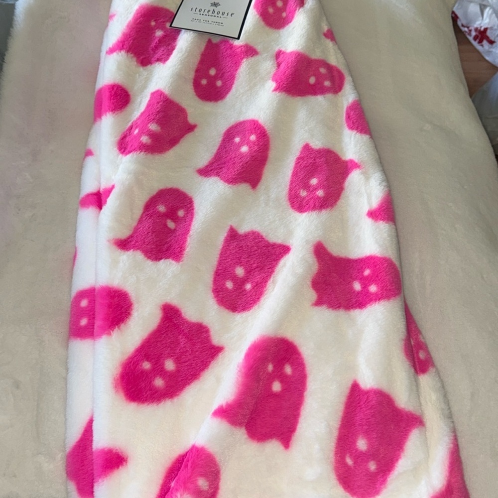 🔥👻 Viral Storehouse Hot Pink Ghost Throw Blanket NWT -Qty 2 AVAILABLE!!
